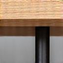 금속과 목재가 조화롭게 결합된 가구 디테일